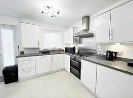Charming 3 Bed Home in Stepps, Glasgow - Garden & Patio