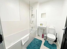 Charming 3 Bed Home in Stepps, Glasgow - Garden & Patio