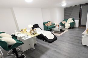 Chic Apartment in Manchester Sleeps 5