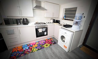 Chic Apartment in Manchester Sleeps 5