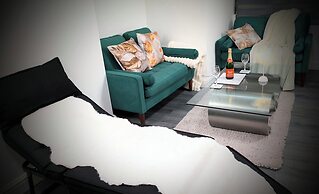 Chic Apartment in Manchester Sleeps 5