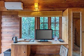 Alaya Stays Suro Woodcrest Chalet