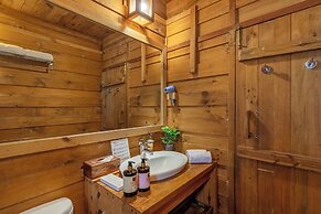 Alaya Stays Suro Woodcrest Chalet