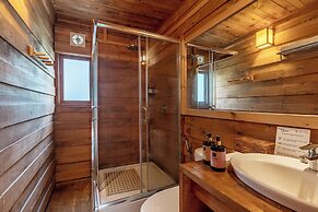 Alaya Stays Suro Woodcrest Chalet