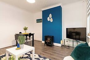 Sleek City Getaway - Walkable & Free Parking