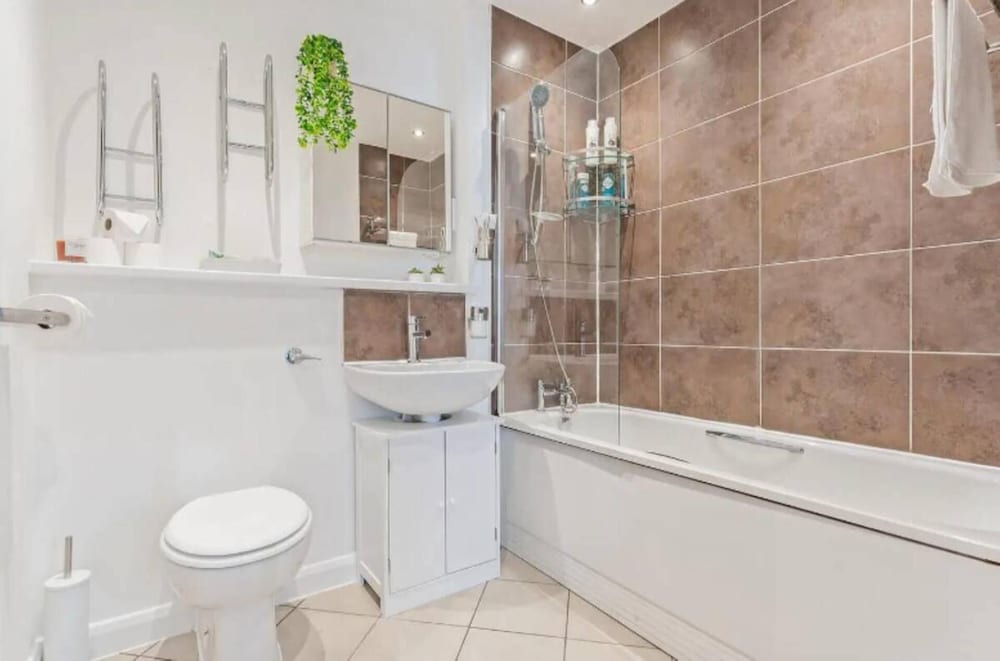 Desert Oasis Sleeps 8 With Parking