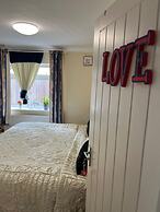 3 Bed Cottage Retreat - Private Garden & Parking