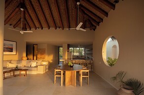 Beachfront Condo Los Panchos 301
