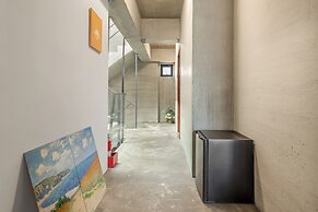 Huyan Museum BnB - Concrete Design