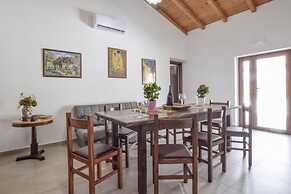 Elegant Villa With Swimming Pool Near Etna