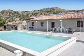Elegant Villa With Swimming Pool Near Etna