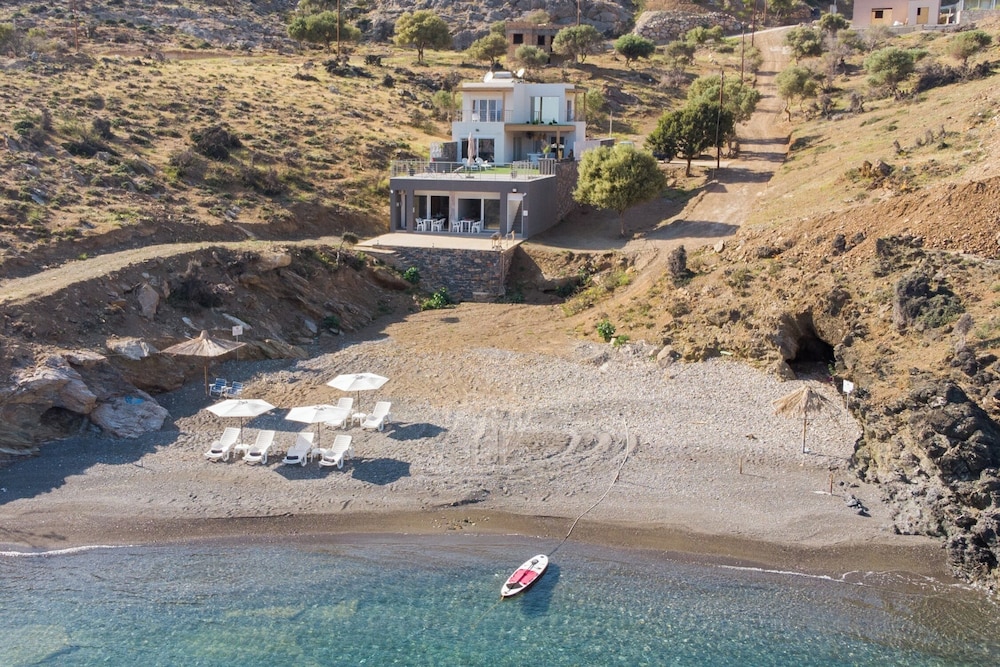 Beachfront Studio Kyma West