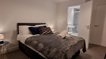 Balcony View Apartment- Sleeps 5 & Private Parking