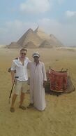 Pyramids Hub-Giza