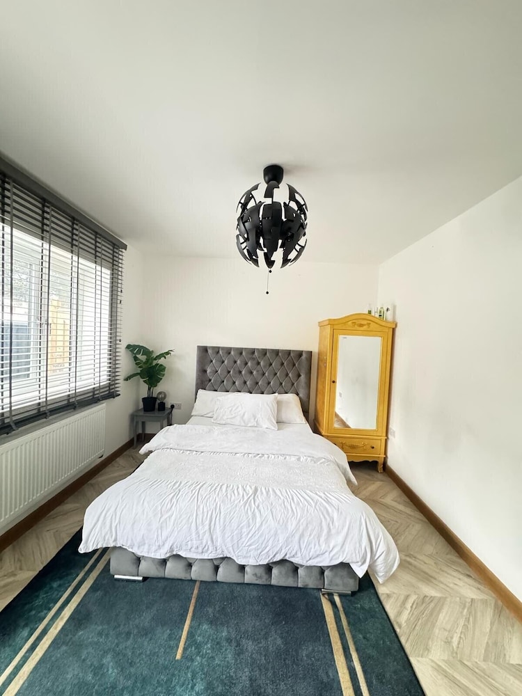 1br-sleeps2-parking-nearlondon-central