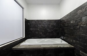 Green Amazon Hotel