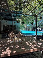 Hotel Middle Path and Spa