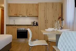 Bernina Suites - 150 metres to Bernina Express