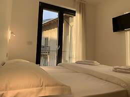 Bernina Suites - 150 metres to Bernina Express