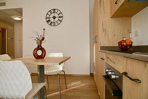 Bernina Suites - 150 metres to Bernina Express