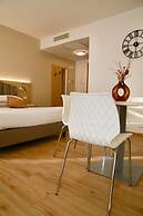 Bernina Suites - 150 metres to Bernina Express