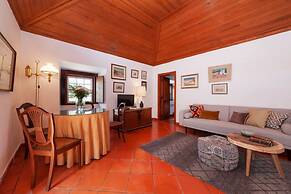 Pine Tree House in Azeit o