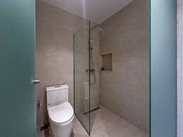 Exclusive Penthouse With Picuzzi Steps From Beach