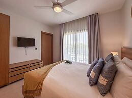 Exclusive Penthouse With Picuzzi Steps From Beach