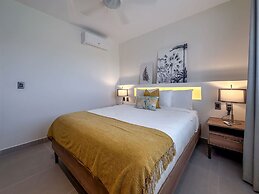 Exclusive Penthouse With Picuzzi Steps From Beach