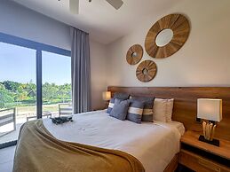 Exclusive Penthouse With Picuzzi Steps From Beach