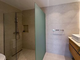 Exclusive Penthouse With Picuzzi Steps From Beach