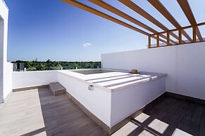 Exclusive Penthouse With Picuzzi Steps From Beach