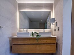 Exclusive Penthouse With Picuzzi Steps From Beach