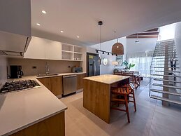 Exclusive Penthouse With Picuzzi Steps From Beach
