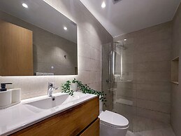 Exclusive Penthouse With Picuzzi Steps From Beach