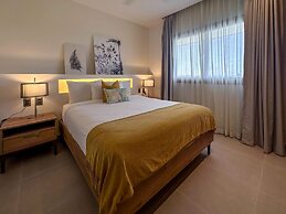 Exclusive Penthouse With Picuzzi Steps From Beach