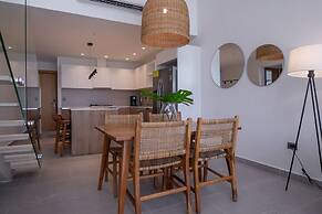 Exclusive Penthouse With Picuzzi Steps From Beach