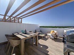 Exclusive Penthouse With Picuzzi Steps From Beach