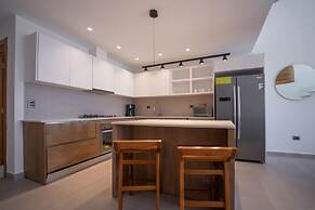 Exclusive Penthouse With Picuzzi Steps From Beach