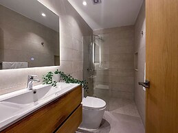 Exclusive Penthouse With Picuzzi Steps From Beach