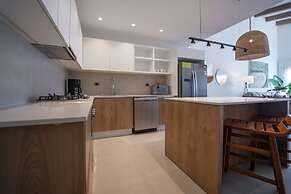 Exclusive Penthouse With Picuzzi Steps From Beach