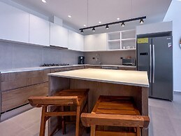 Exclusive Penthouse With Picuzzi Steps From Beach