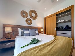Exclusive Penthouse With Picuzzi Steps From Beach