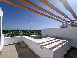 Exclusive Penthouse With Picuzzi Steps From Beach