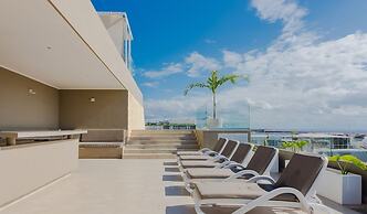 1 Rec Steps From the Beach Rooftop Pool