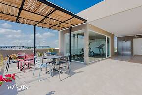 1 Rec Steps From the Beach Rooftop Pool