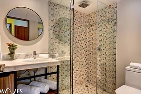 2 Br With Rooftop Pool and Stunning Ocean View