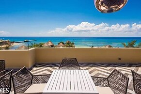 2 Br With Rooftop Pool and Stunning Ocean View