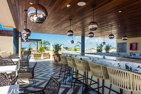 2 Br With Rooftop Pool and Stunning Ocean View