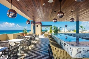 2 Br With Rooftop Pool and Stunning Ocean View